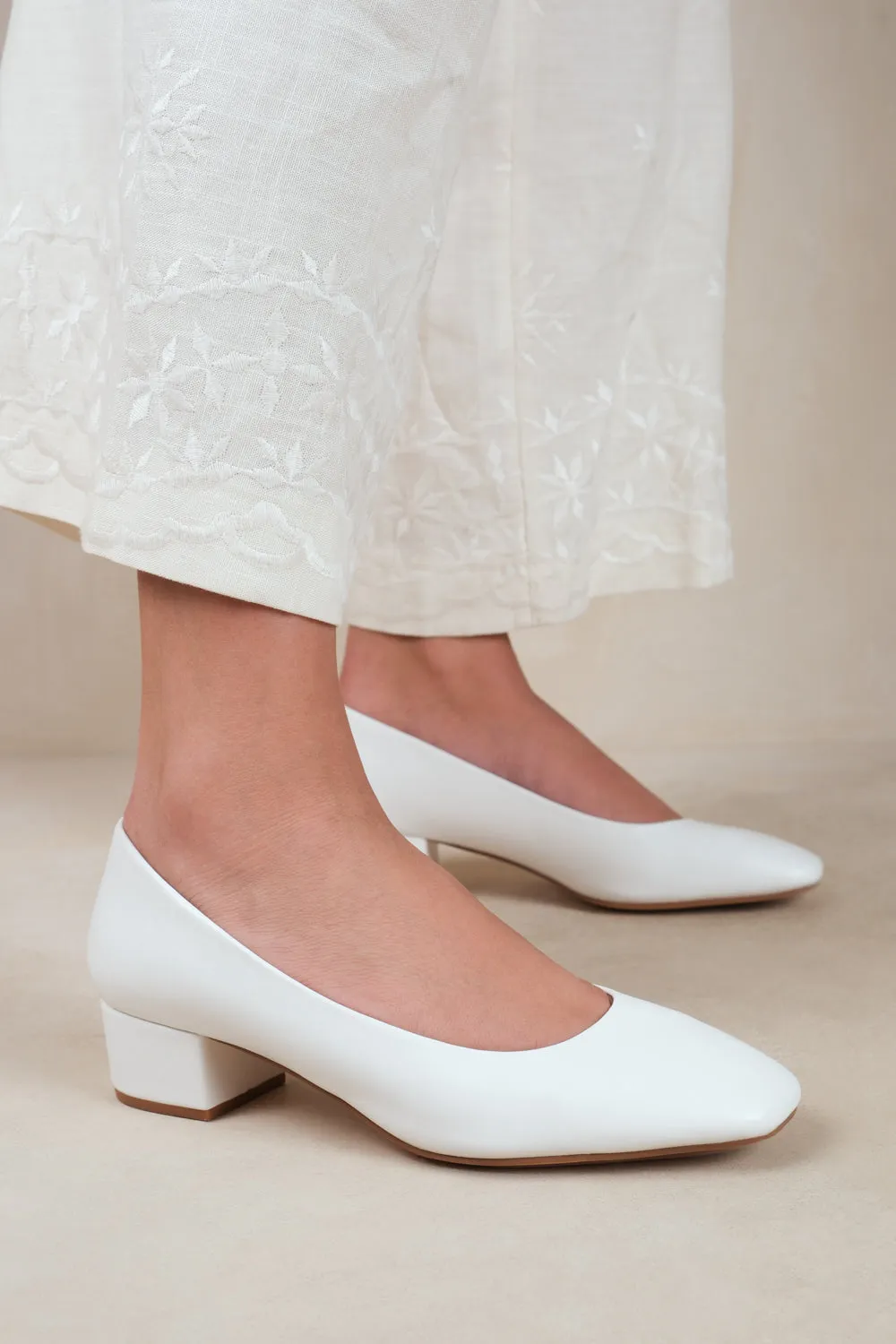 SEATTLE LOW BLOCK HEEL WITH SQUARE TOE IN WHITE FAUX LEATHER